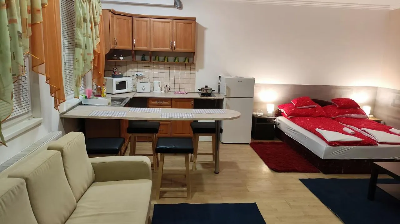 Ketto Ciprus Apartman ハイデゥソボスロー アパート
